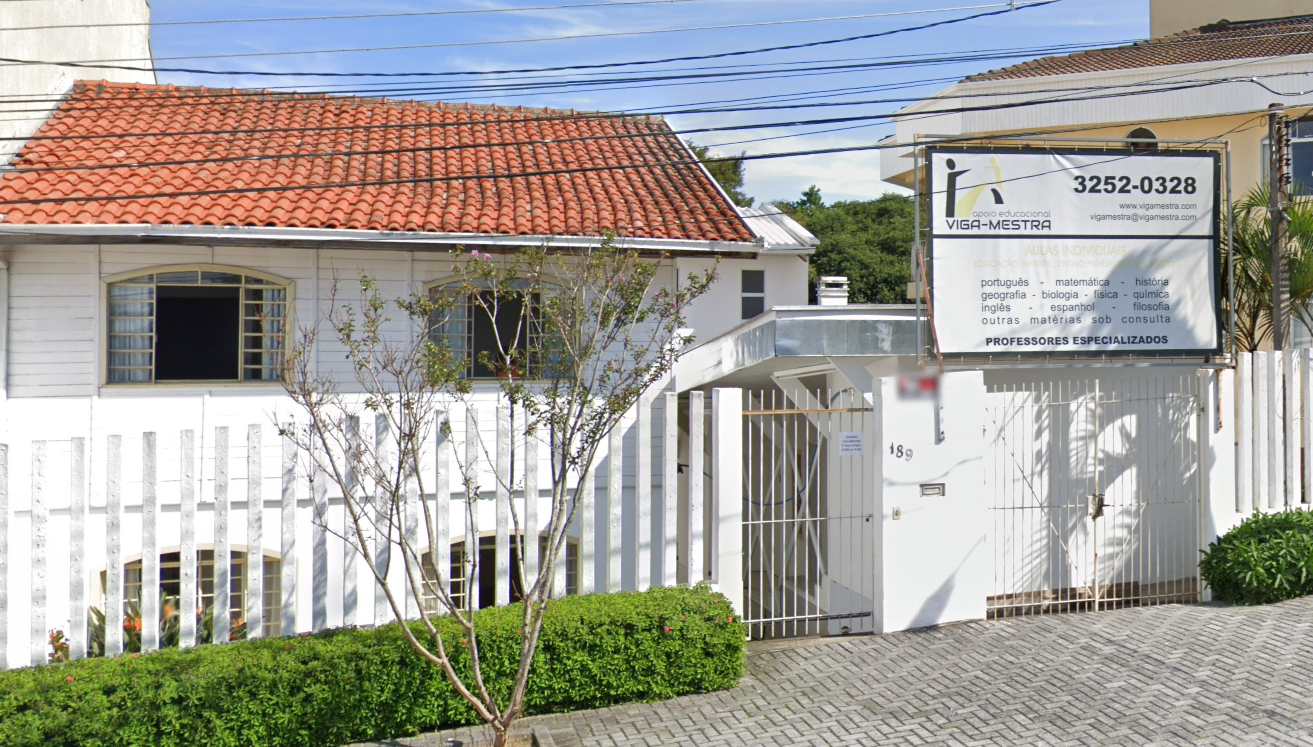 Fachada da unidade Viga-Mestra com placa de identificação